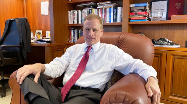 Direktøren for Federal Reserve Bank i Dallas, Robert Kaplan, må nu forlade sit job på grund af kritik af hans store private investeringer. Arkivfoto: Ann Saphir/Reuters/Ritzau Scanpix