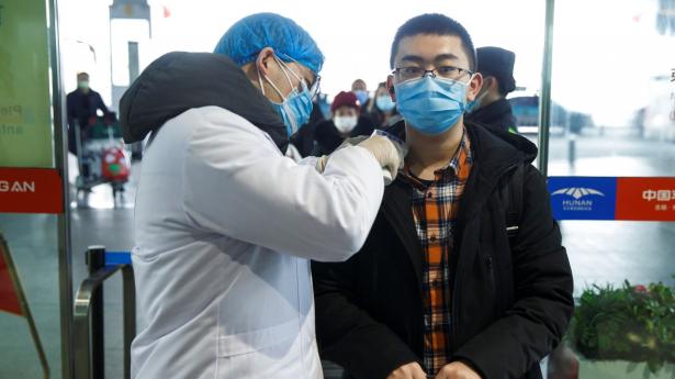 En rejsende fra lufthavnen i Chagsha i Hunan-provinsen får taget sin kropstemperatur inden afrejse. Foto: Thomas Peter/Reuters/Ritzau Scanpix