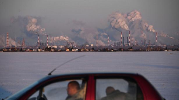 Det kan blive dyrt, hvis Europa stopper med at købe russisk olie f.eks. her fra Gazproms olieraffinaderi i Omsk. Arkivfoto: Alexey Malgavko/Reuters/Ritzau Scanpix