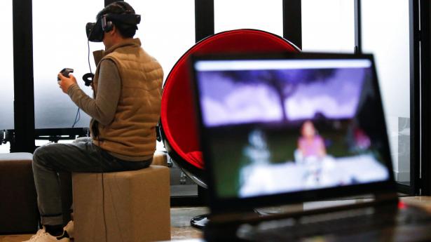 Fremtidens videomøder kan opdateres med augmented, virtual og mixed reality. Arkivfoto: Heo Ran/Reuters/Ritzau Scanpix