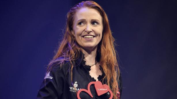 Tina Kragh Vildgaard, da hun vandt Michelinguidens Nordic Countries Welcome & Service Award 2020. Foto: Ole Martin Wold / NTB scanpix