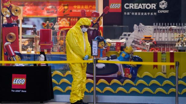 Corona-virussen kan stikke en kæp i hjulet på Legos planer om at åbne 80 nye butikker i Kina. Legetøjsgiganten har nu 140 butikker i landet. Foto: Aly Song/Reuters/Ritzau Scanpix