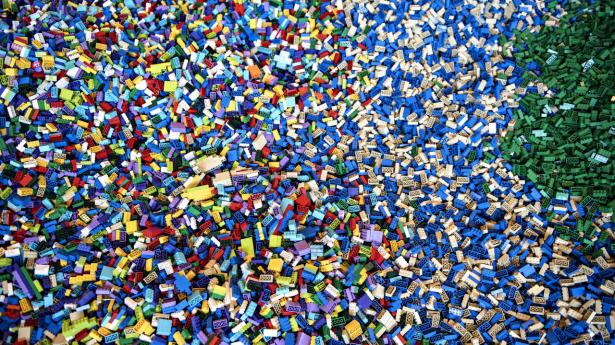 Det har taget 150 ansatte mere end 250 forsøg at nå frem til den første prototype på en legoklods lavet af genanvendt plast. Arkivfoto: Ida Guldbæk Arentsen