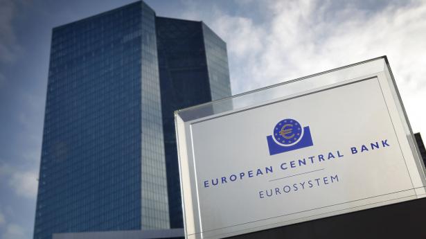 En ECB-ansat er nu smittet med corona-virus, og det ahr fået centralbanken, der holder rentemøde torsdag, til at sende 100 medarbejdere på hjemmearbejde. Foto: Daniel Roland/AFP/Ritzau Scanpix