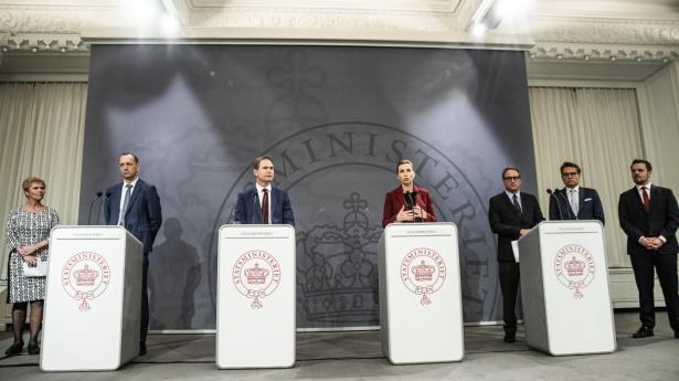 Regeringen og arbejdsmarkedets parter har stået skulder ved skulder flere gange under coronakrisen. F.eks. 15. marts, da en aftale om lønkompensation faldt på plads. Arkivfoto: Olafur Steinar Gestsson/Ritzau Scanpix