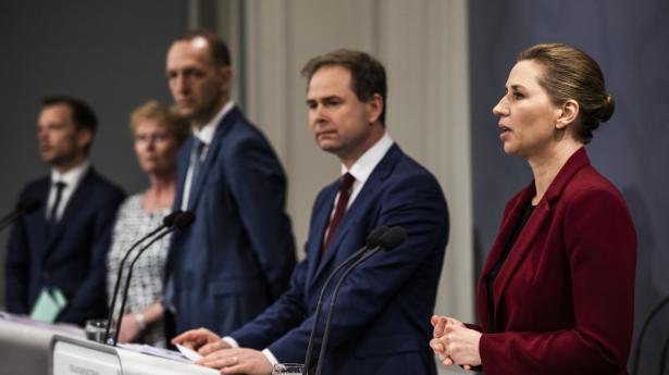 "Hold igen med fyresedlerne," lød det fra statsminister Mette Frederiksen (S), da aftalen om lønkompensation blev præsenteret. Arkivfoto: Olafur Steinar Gestsson/Ritzau Scanpix