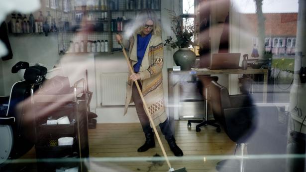 Frisør Marianne Beisner fra Rønne er en af de mange mindre erhvervsdrivende, der er ramt af coronanedlukningen. Rådgivere tilbyder ramte virksomheder gratis hjælp til at få overblik over konsekvenserne. Foto: Pelle Rink/Ritzau Scanpix
