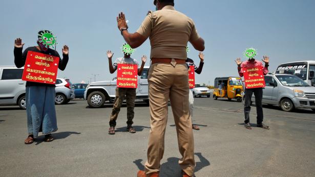Politiet i Chennai i Indien straffer borgere, der har overtrådt udgangsforbuddet. de skal bl.a. bære skilte, der fortæller om sikkerhedsreglerne. Foto: P. Ravikumar/Reuters/Ritzau Scanpix