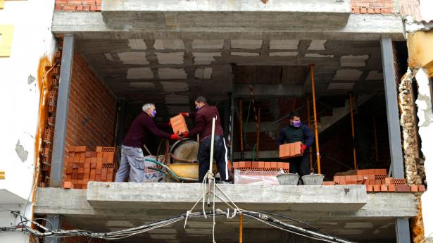 Spanien er i store træk igen økonomisk i gang efter en lang om omfattende nedlukning. Men også udendørs, som her i Ronda, arbejdes det med masker. Arkivfoto: Jon Nazca/Reuters/Ritzau Scanpix