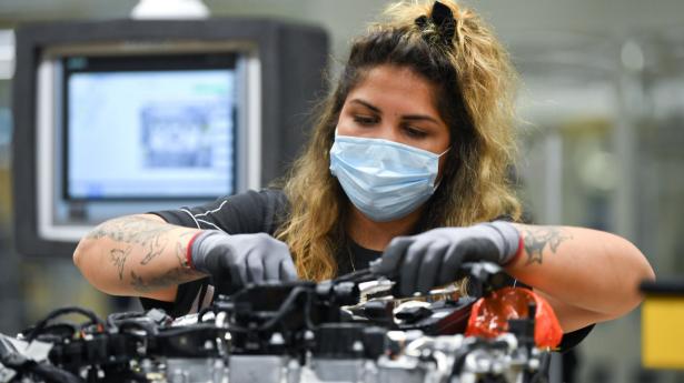 En Mercedes Benz S-model bliver samlet på fabrik i Tyskland. Arkivfoto: Andreas Gebert/Reuters/Ritzau Scanpix
