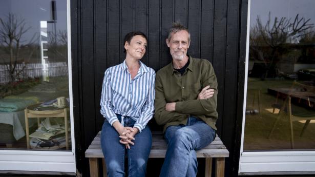 Forfatterparret og ægteparret, journalisterne Janni Pedersen og Kim Faber, i deres kolonihavehus i Ejby ved Glostrup. Arkivfoto: Liselotte Sabroe/Ritzau Scanpix