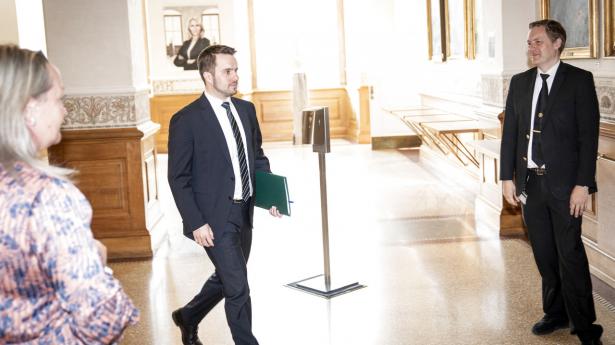 Erhvervsminister Simon Kollerup (S) på vej ind til samråd i Finansudvalget, hvor han skulle forsvare sin kritik af, at Danske Bank i sidste uge hævede egenbetalingsandelen for boligkøbere. Foto: Niels Christian Vilmann/Ritzau Scanpix