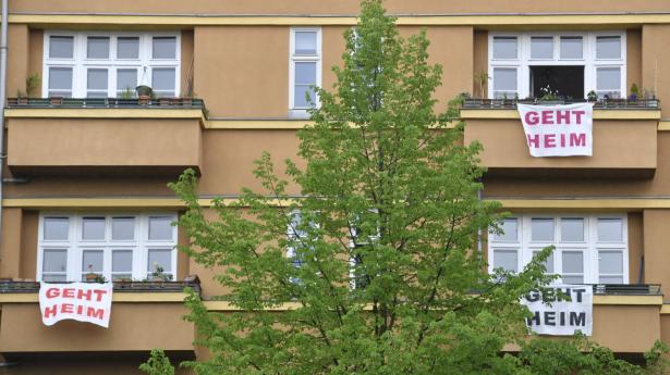 Med skilte demonstrerer borgere mod coronarestriktioner. Nu advarer en tysk domstol ECB mod for lempelige redningspakker. Foto: Macdougall/Ritzau Scanpix