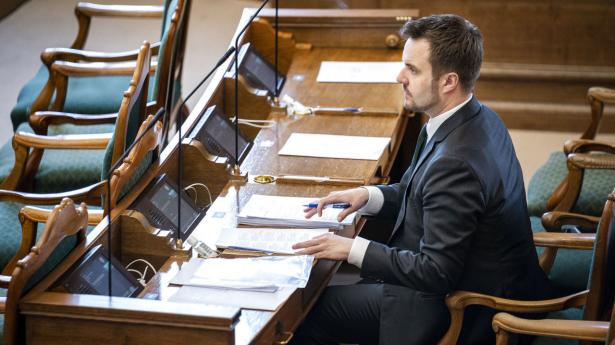 Erhvervsminister Simon Kollerup har torsdag et lovforslag i Folketinget, der vil lempe kravene til bankernes krisepolstring, og dermed for første gang i 15 år mindske de regulatorisk krav til sektoren. Arkivfoto: Niels Christian Vilmann/Ritzau Scanpix