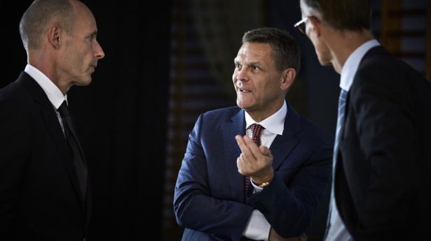 Ole Andersen (i midten) døde tirsdag, og dermed har B&O mistet sin formand. Her står Ole Andersen bl.a. med ATP’s aktiechef. Claus Wiinblad (t.h.) Arkivfoto: Ole Mortensen/Ritzau Scanpix.