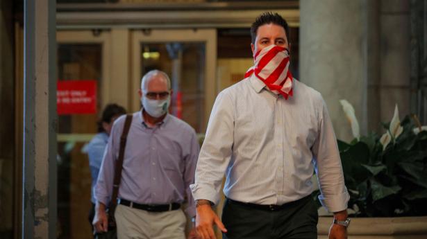 Aktiehandlere på vej hjem efter en blodrød arbejdsdag på New York Stock Exchange. Aktierne på Wall Street lukkede med fald på 6 pct. Foto: Brendan Mcdermid/Reuters/Ritzau Scanpix