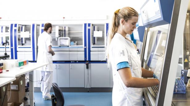 "Hvis vi også om ti og tyve år vil være en international vindernation, er vi nødt til at være mere ambitiøse," skriver Anders Hoff, politisk chef for forskning og innovation Lægemiddelindustriforeningen​ og Mads Eriksen, u​ddannelses- og forskningspolitisk chef, Dansk Erhverv. ​Arkivfoto: Ólafur Steinar Rye Gestsson/Ritzau Scanpix