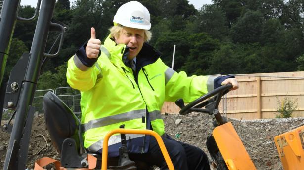 Premierminister Boris Johnson er som altid parat til udklædning for at sikre sig fotomuligheder. Her advokerer han i Dudley for et britisk byggeboom. Foto: Jeremy Selwyn/AFP/Ritzau Scanpix