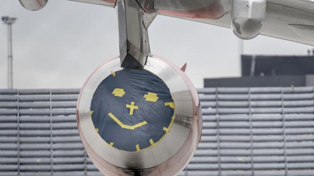 Meget at grine af er der ikke omkring SAS’ finanser, men her er et parkeret fly udsat for lidt galgenhumor. Arkivfoto: Mads Claus Rasmussen/Ritzau Scanpix