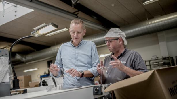 HN Group producerer ikke visirer i øjeblikket, da der er nok nu, men de er glade for at have været med til at bidrage og kan sætte gang i produktionen igen. Foto: Michael Drost-Hansen