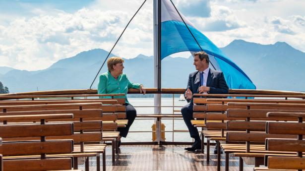 Markus Söder, ministerpræsident i Bayern, byder kansler Merkel velkommen i delstaten – og taler måske om hans mulige rolle som tysk kanslerkandidat. Foto: Peter Kneffel/AFP/Ritzau Scanpix