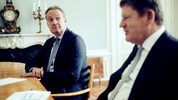 Danske Bank-topchefen Chris Vogelzang måtte flere gange i 2020 forklare flere dårlige sager. Her er han flankeret af økonomidirektør Stephan Engels til højre. Arkivfoto: Jeppe Bøje Nielsen