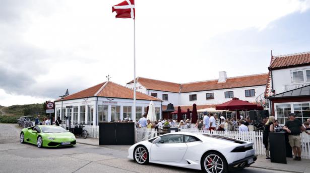 Ruths Hotel er genfødt med alt hvad dertil hører af hørskjorter, rosévin i baljevis og hurtige italienske biler. Foto: Henning Bagger/Ritzau Scanpix