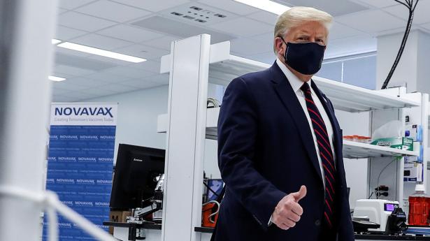 Den tidligere amerikanske præsident Donald Trump var i juli sidste år på besøg på en af de fabrikker, der fremstiller dele af Novavax' vaccine. Arkivfoto: Carlos Barria/Reuters/Ritzau Scanpix