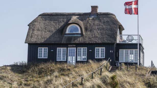 Priserne stiger fortsat på somemrhuse, huse og ejerlejligheder og for sælgerne er det svært at se noget skidt i udviklingen. Køberne derimod skal tænke sig ekstra goidt om.
Arkivfoto: John Randeris/Ritzau Scanpix