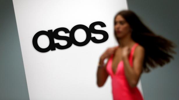 Coronakrisen har sendt folk hjem i stuerne, men det har ikke holdt dem fra at købe tøj på nettet. I hvert fald ikke, hvis du spørger den britiske onlineshop Asos. Arkivfoto: Suzanne Plunkett/Reuters/Ritzau Scanpix