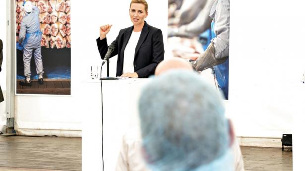 Mette Frederiksen tog på Danish Crown for at lancere sin Arne-pension og har sat slagteriboss Jais Valeur i spidsen for flere initiativer. Arkiv: Henning Bagger/Ritzau Scanpix.