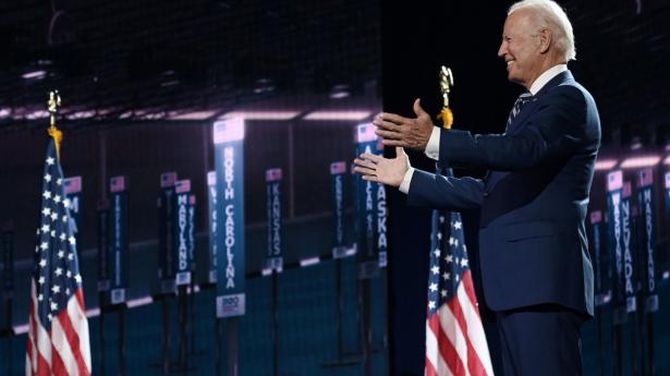 Præsidentkandidat Joe Biden alene på scenen mens det virtuelle partikonvent nærmer sig sin afslutning. Foto: Olivier Douliery/AFP/Ritzau Scanpix