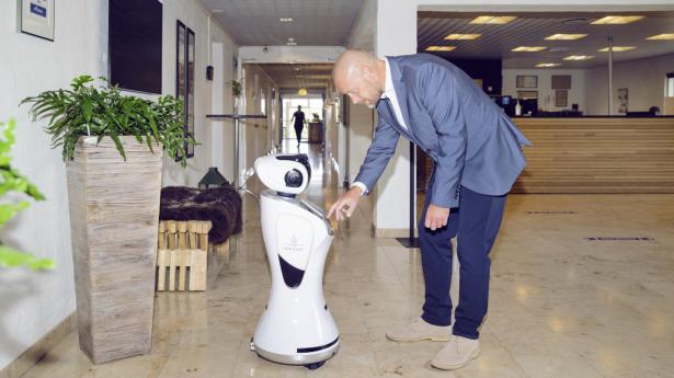 Under coronakrisen har Hotel Horisont nydt godt af deres robot, der kan hilse gæsterne velkommen uden for meget menneskelig kontakt. Foto: Andreas Bang Kirkegaard