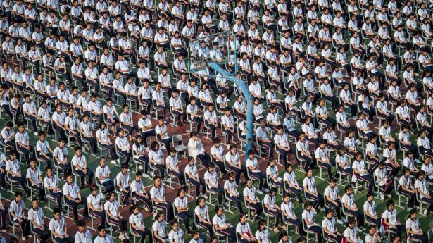 Tirsdag begyndte det nye studieår i Kina. Men i Wuhan, epicenter for coronapandemien, fejrede man også 100-året for Wuhan High School. Foto: AFP/Ritzau Scanpix