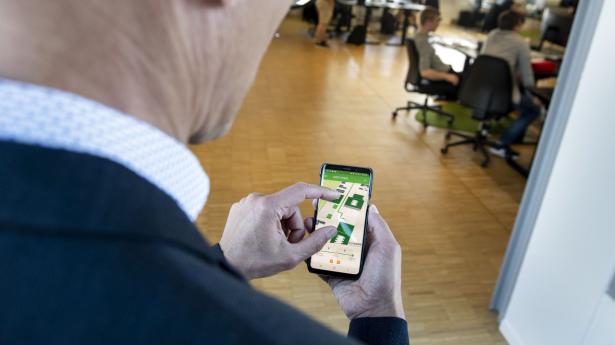 Mapspeople laver digitale indendørs navigationsløsninger og nærmer sig en børsnotering. Direktør Michael Gram viser, hvordan det kan se ud på telefonen. Arkivfoto: Michael Bo Rasmussen
