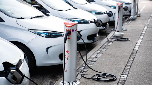 Teknologien til hybrid- og elbiler er allerede klar, og der er ikke nogen vej uden om persontransporten, hvis vi skal nå 70 procents-målsætningen. Arkivfoto: Emil Helms/Ritzau Scanpix