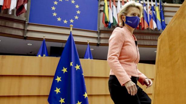 Ursula von der Leyen har tirsdag præsenteret et forslag, der skal dæmme op for hvidvask i de europæiske banker. Ét af forslagene lyder på et fælles EU-tilsyn. Arkivfoto: Olivier Hoslet/EPA/Ritzau Scanpix