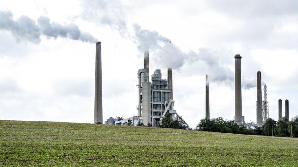 Aalborg Portlands cementfabrik i Rørdal ved Aalborg, 16. september 2020. Aalborg Portland og regeringen har indgået en samarbejdsaftale, der forpligter cementvirksomheden til reelt at reducere egne CO2-udledninger. Arkivfoto: Henning Bagger/Ritzau Scanpix