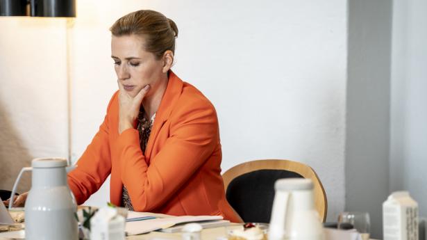 Statsminister Mette Frederiksen (S) var onsdag vært ved Grønt Erhvervsforum, hvor repræsentanter fra erhvervsliv og fagbevægelse var med. Her talte statsministeren om prisen ved at reducere CO2 ved hhv. en halv og en hel mio. elbiler i 2030.