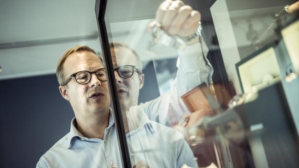 Lasse F. Petersen er tredje generation i Aabenraa Antikvitetshandel og er bl.a. en flittigt brugt ekspert på tv. Foto: Michael Drost-Hansen