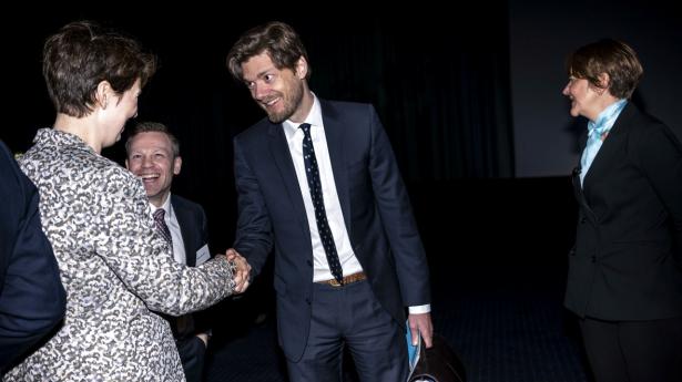 Mærsk-arvingen Johan Uggla er diskretionen selv, men deltager dog sammen med andre familiemedlemmer ved de årlige generalforsamlinger i Mærsk, her i 2019. Arkivfoto: Marie Bentzon.