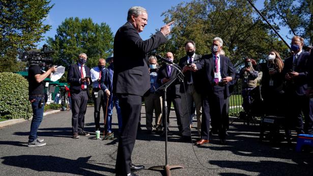 Præsident Trumps stabschef Mark Meadows holder pressemøde efter præsidentens diagnose. Foto: Joshua Roberts/Reuters/Ritzau Scanpix