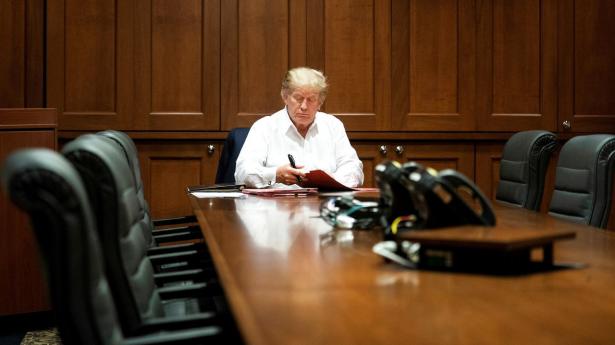 Det Hvide Hus udsendte lørdag et billede af Trump fra mødelokalet på det hospital, han er indlagt. Foto: Joyce N. Boghosian/AFP/Ritzau Scanpix