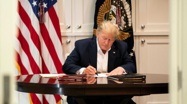 Præsident Trump arbejder ifølge dette officielle billede fra Water Reed Medical Center. Foto: Joyce N. Boghosian/AFP/Ritzau Scanpix