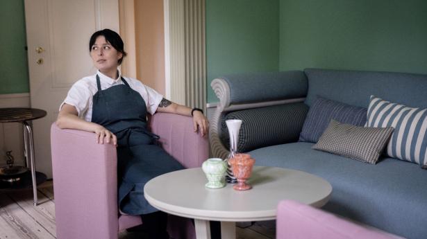 Køkkenchef Anika Madsen i restaurant Fasangården midt i Frederiksberg Have. Hun har haft Kadeau som affyringsrampe, og nu brillerer hun med en lignende moderne og nordisk funderet gastronomi, som dog har et personligt præg af Madsen. Foto: Walther Bølge