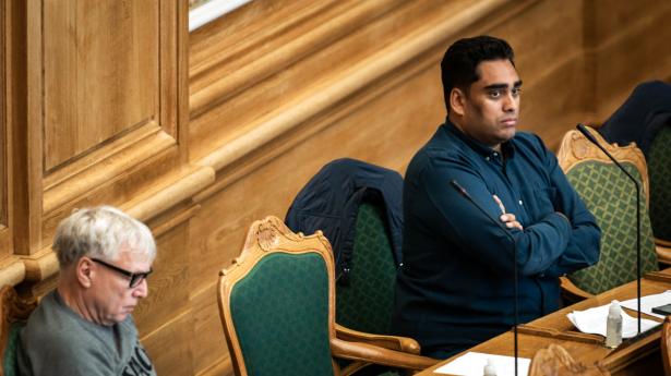 Sikandar Siddique og Uffe Elbæk sidder sammen med Susanne Zimmer i Frie Grønnes folketingsgruppe. Arkivfoto: Emil Helms/Ritzau Scanpix