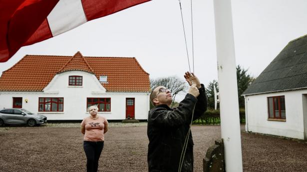 På minkfarmen Norden nær Børglum Kloster er Peter og Trine Brinkmann Nielsen hårdt ramt og skal i gang med at slå 250.000 mink ned. Foto: Claus Bjørn Larsen/Ritzau Scanpix