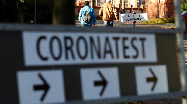 Søndagens smittetal giver en positivprocent på 3,09. Det betyder, at 3,09 procent af de analyserede coronaprøver var positive.
Arkivfoto: Fabrizio Bensch/Reuters/Ritzau Scanpix