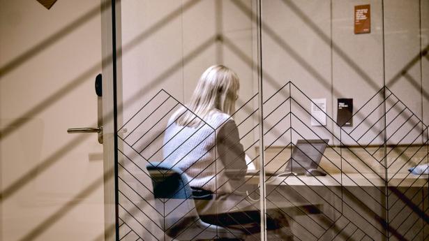 Ifølge en undersøgelse fra Nina Schmidts Reformkommission kan man få, hvad der svarer til 5000 flere fuldtidsansatte, hvis sygefraværet kan mindskes med bare én dag om året. Arkivfoto: Steven Achiam