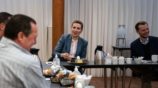 I december 2020, da coronakrisen var dyb, mødtes statsminister Mette Frederiksen (S) med en gruppe borgere, der havde mistet jobbet. Siden er ledigheden faldet kraftigt, og nu ser det også ud til, at de langtidsledige kommer med. Arkivfoto: Emil Helms/Ritzau Scanpix